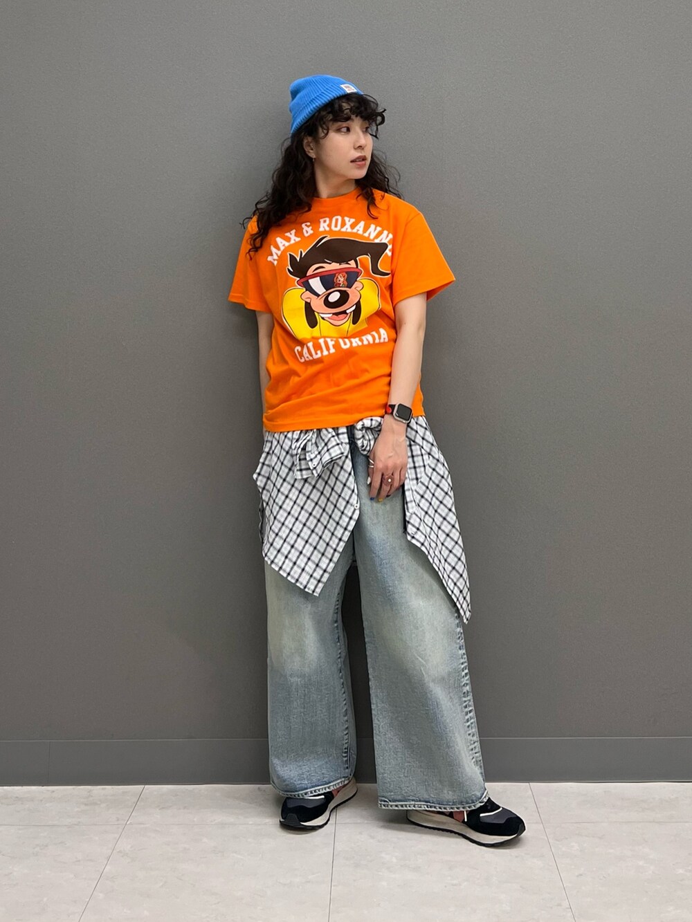 オレンジ系のTシャツ/カットソー、ホワイト系のシャツ/ブラウス、ブルー系のデニムパンツを着用したレディースの春コーディネートの4枚目の写真