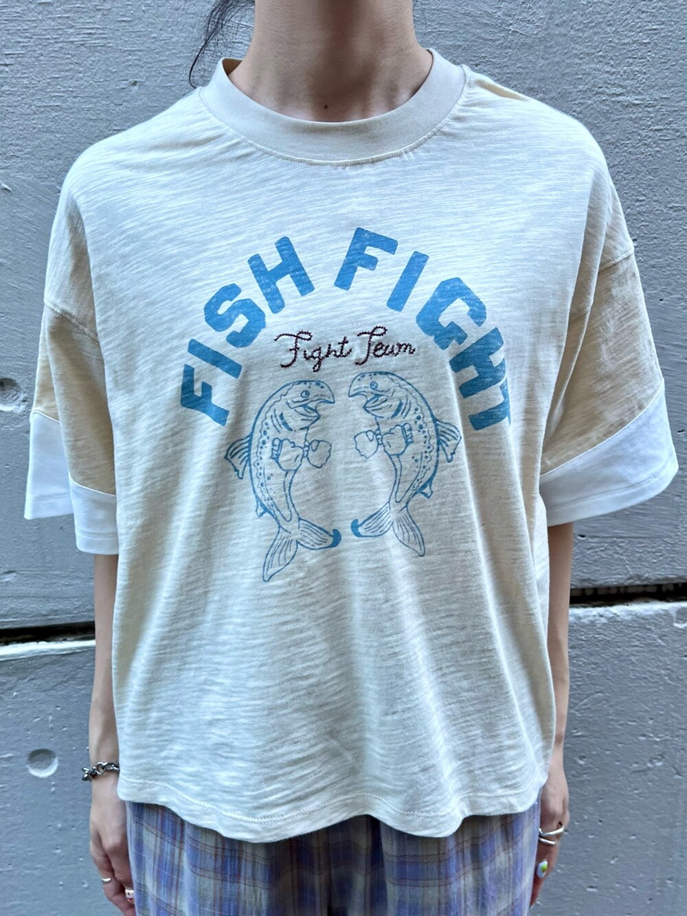 ベージュ系のTシャツ/カットソー、パープル系のシャツ/ブラウス、パープル系のその他パンツを着用したレディースの夏コーディネートの6枚目の写真