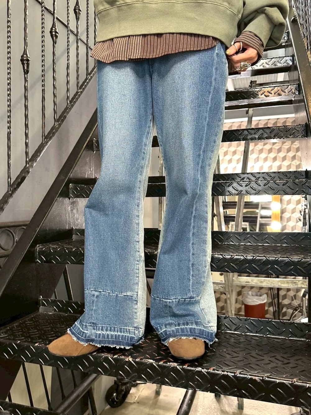 グリーン系のスウェット、ブラウン系のシャツ/ブラウス、ブルー系のその他パンツを着用したレディースの冬コーディネートの3枚目の写真