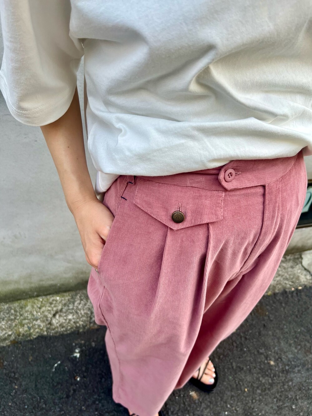 ピンク系のスラックス、ホワイト系のTシャツ/カットソーを着用したレディースの秋コーディネートの9枚目の写真