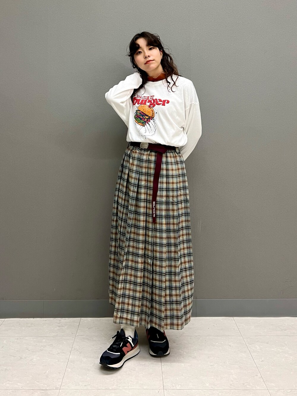 ホワイト系のTシャツ/カットソー、グレー系のスカート、オレンジ系のTシャツ/カットソーを着用したレディースの夏コーディネートの2枚目の写真