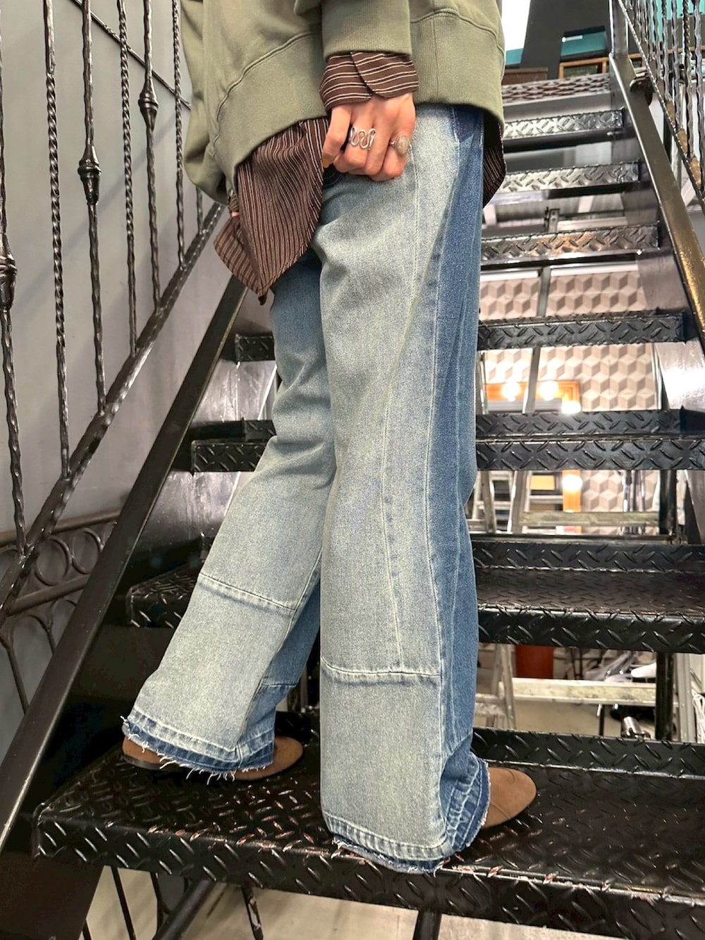 グリーン系のスウェット、ブラウン系のシャツ/ブラウス、ブルー系のその他パンツを着用したレディースの冬コーディネートの4枚目の写真