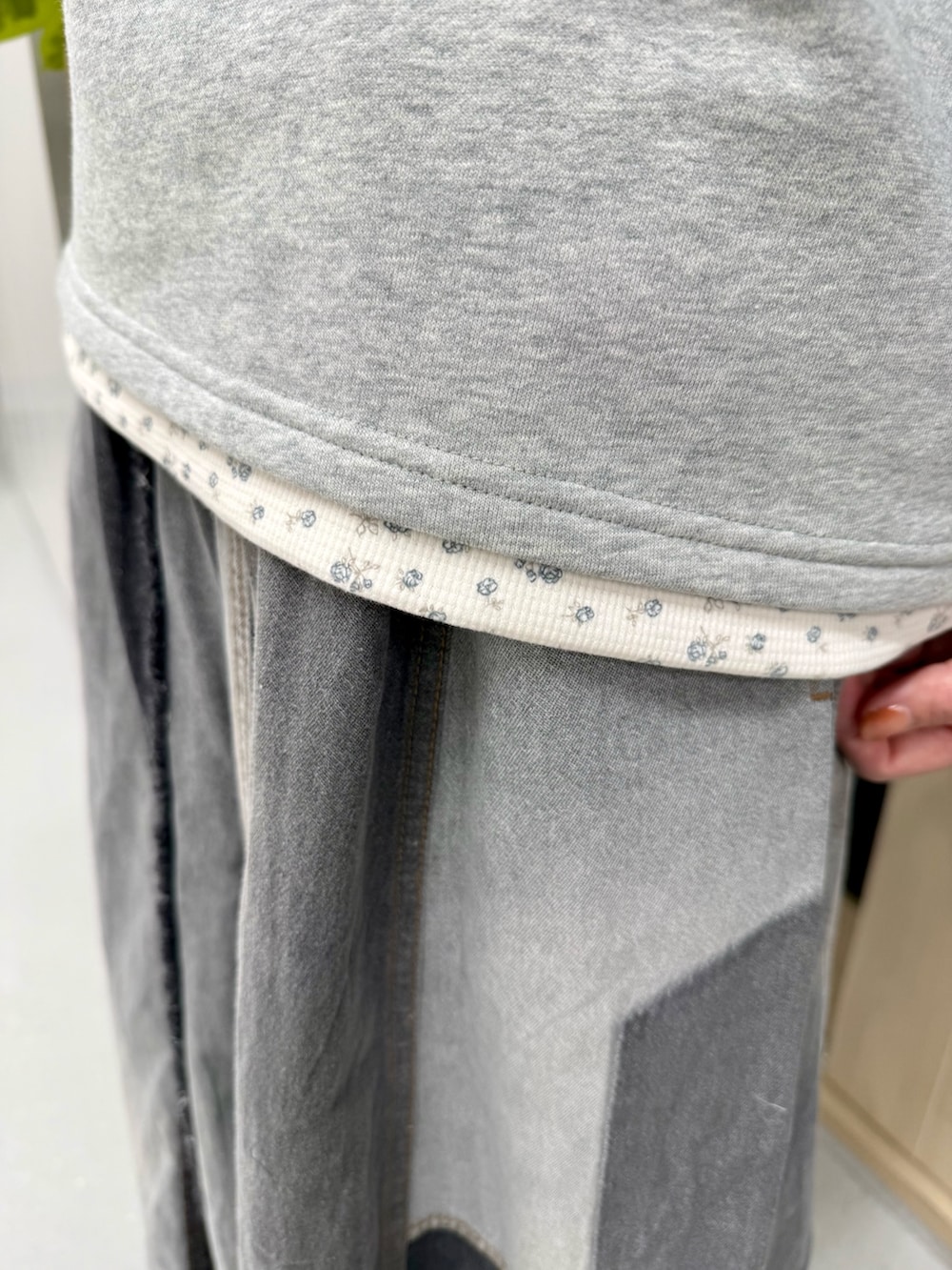 ブルー系のTシャツ/カットソー、ブラック系のスカートを着用したレディースの冬コーディネートの6枚目の写真