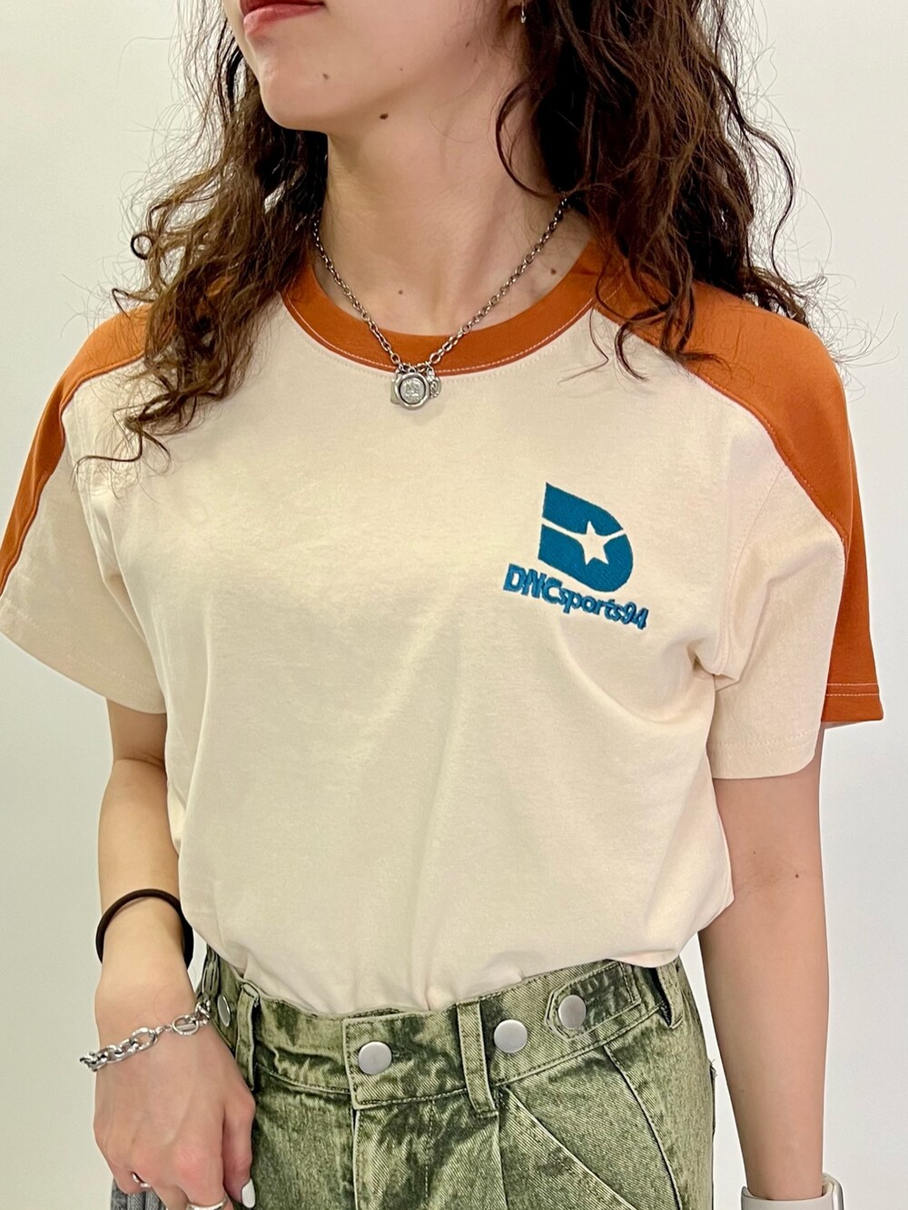 ホワイト系のTシャツ/カットソー、グリーン系のデニムパンツを着用したレディースの春コーディネートの7枚目の写真