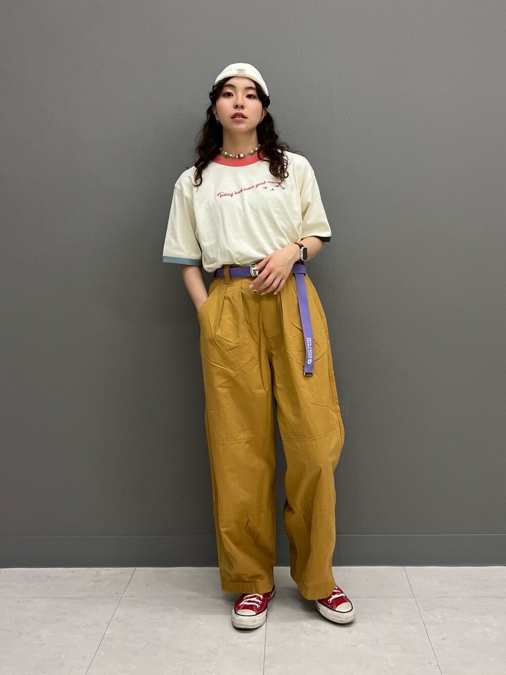 イエロー系のその他パンツ、ホワイト系のTシャツ/カットソー、パープル系のベルトを着用したレディースの夏コーディネートの2枚目の写真