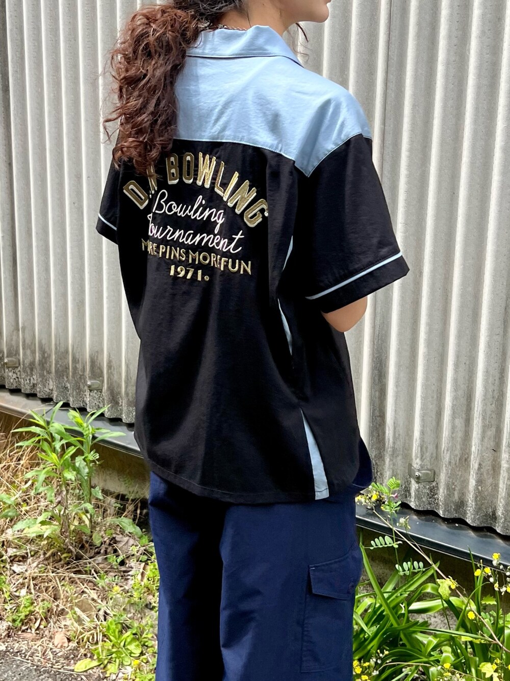 ブラック系のシャツ/ブラウス、ブルー系のその他パンツを着用したレディースの春コーディネートの6枚目の写真