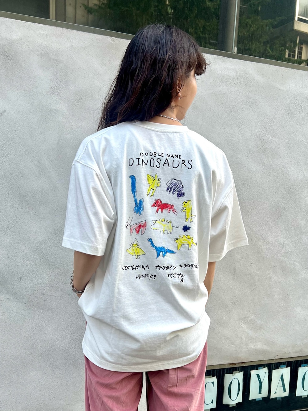 ピンク系のスラックス、ホワイト系のTシャツ/カットソーを着用したレディースの秋コーディネートの4枚目の写真