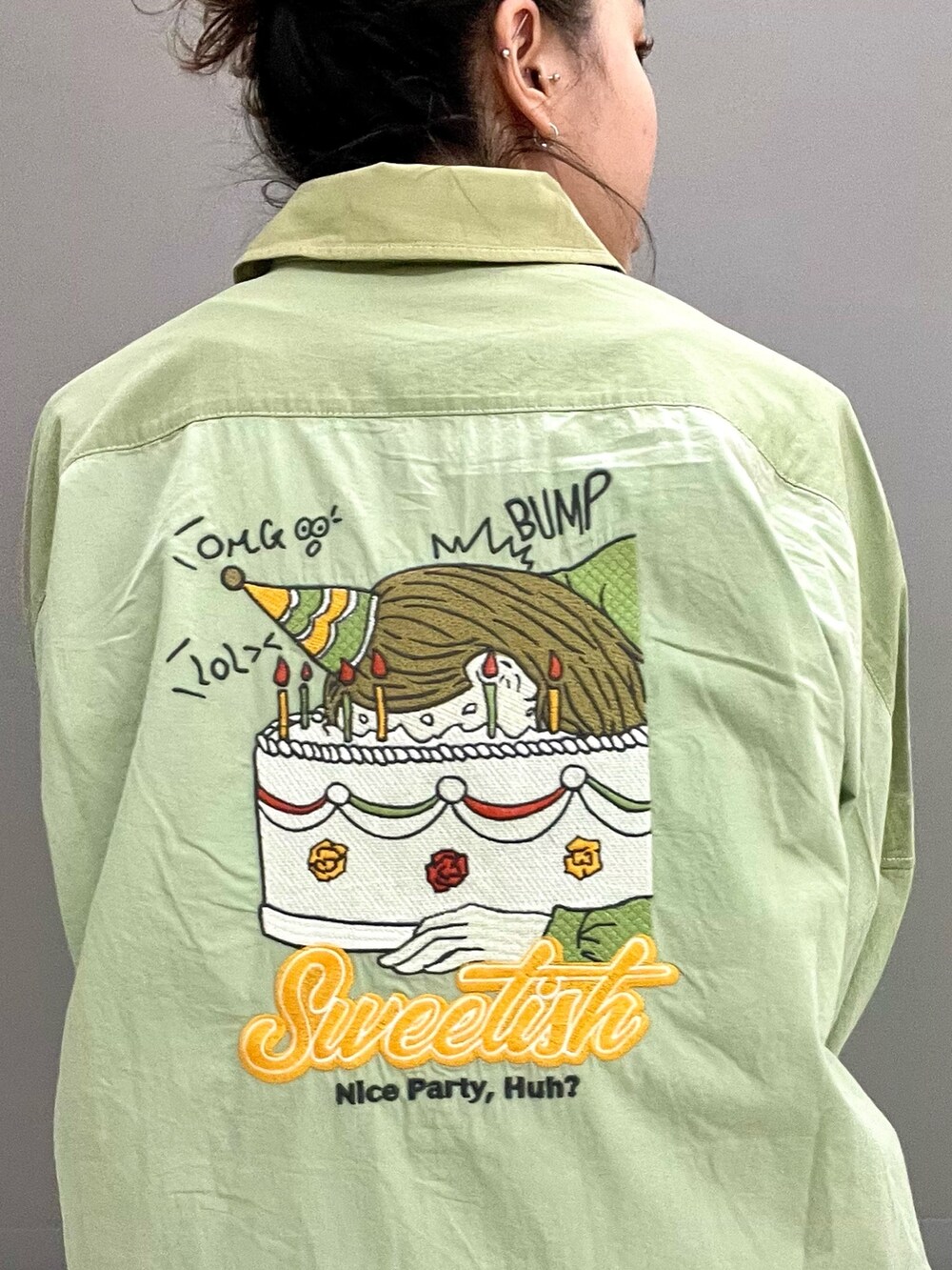 ベージュ系のスカート、グリーン系のワンピースを着用したレディースの春コーディネートの4枚目の写真