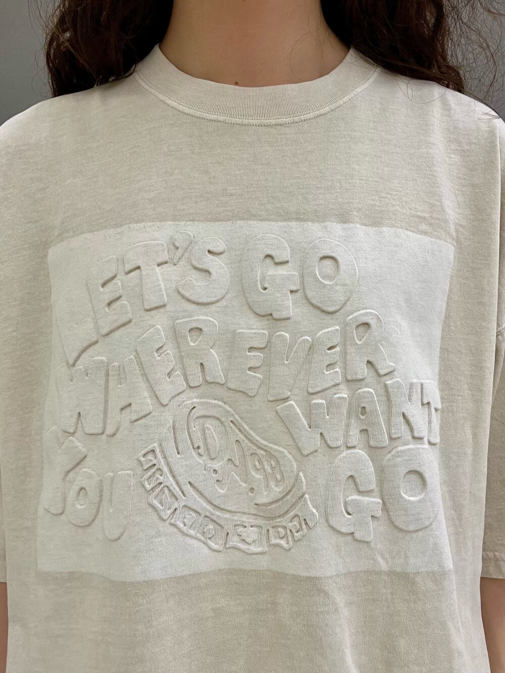 ブルー系のシャツ/ブラウス、ベージュ系のTシャツ/カットソー、イエロー系のその他パンツを着用したレディースの夏コーディネートの5枚目の写真