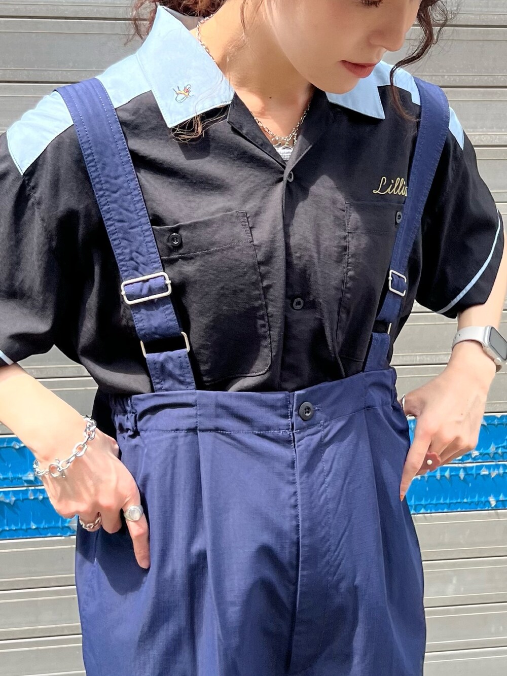 ブラック系のシャツ/ブラウス、ブルー系のその他パンツを着用したレディースの春コーディネートの5枚目の写真