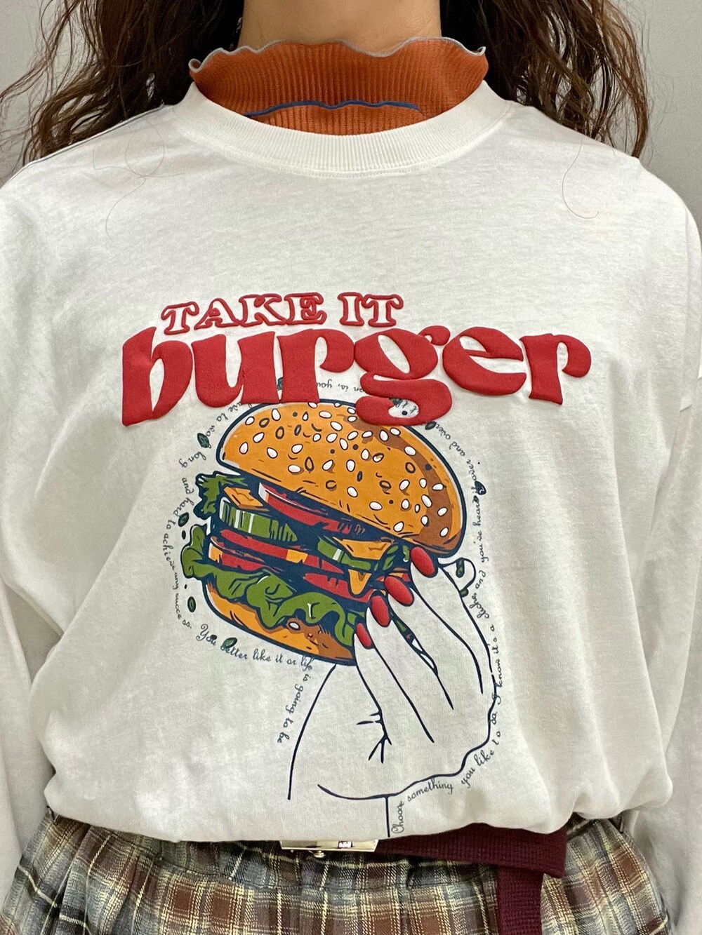 ホワイト系のTシャツ/カットソー、グレー系のスカート、オレンジ系のTシャツ/カットソーを着用したレディースの夏コーディネートの5枚目の写真