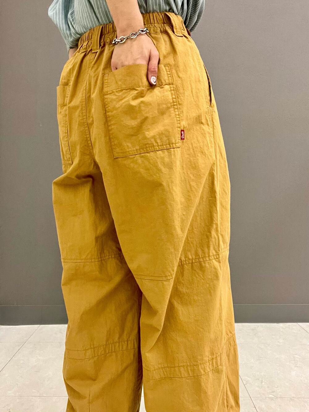 ブルー系のシャツ/ブラウス、ベージュ系のTシャツ/カットソー、イエロー系のその他パンツを着用したレディースの夏コーディネートの10枚目の写真