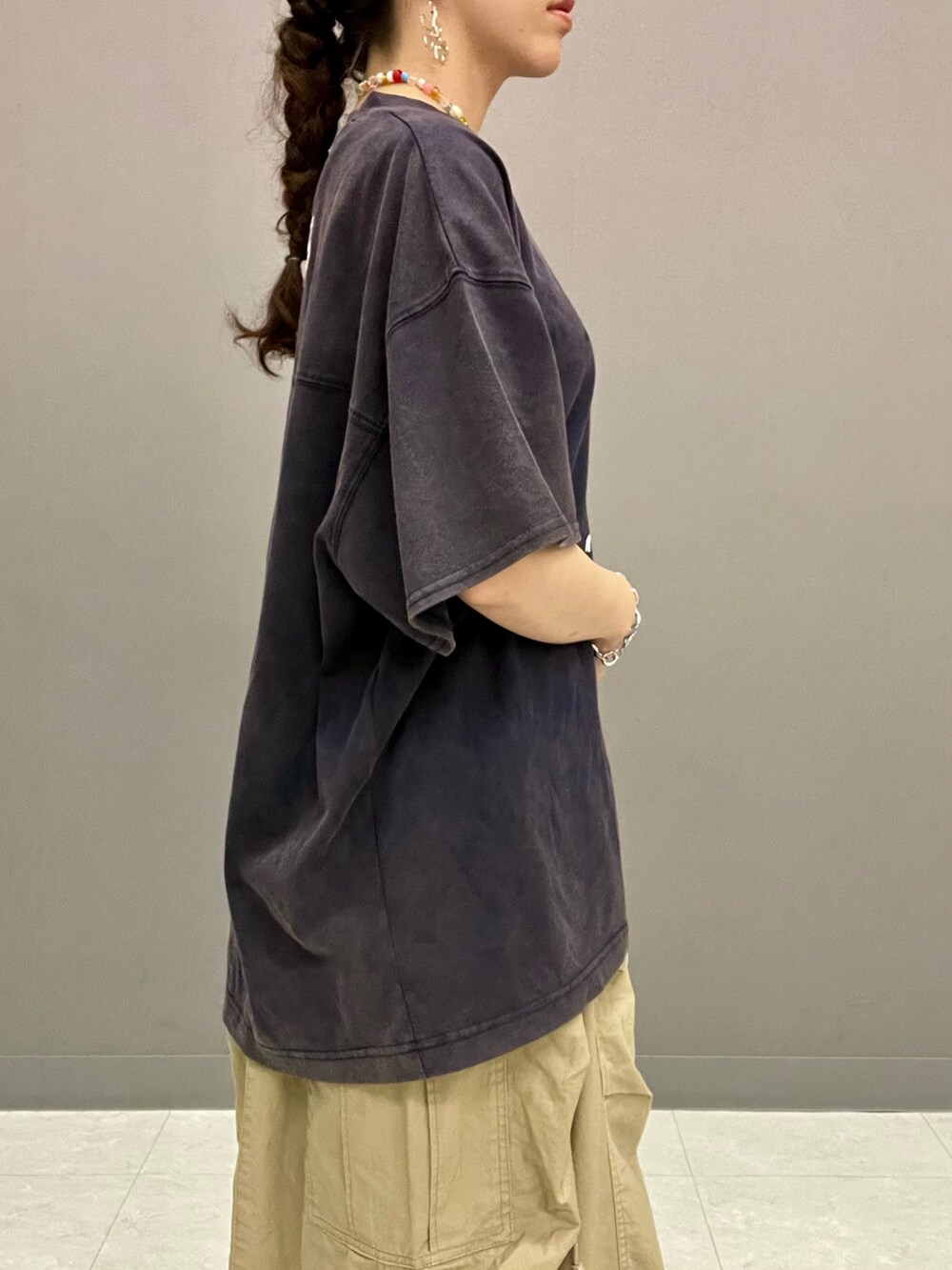 ブルー系のTシャツ/カットソー、ベージュ系のスカートを着用したレディースの夏コーディネートの9枚目の写真