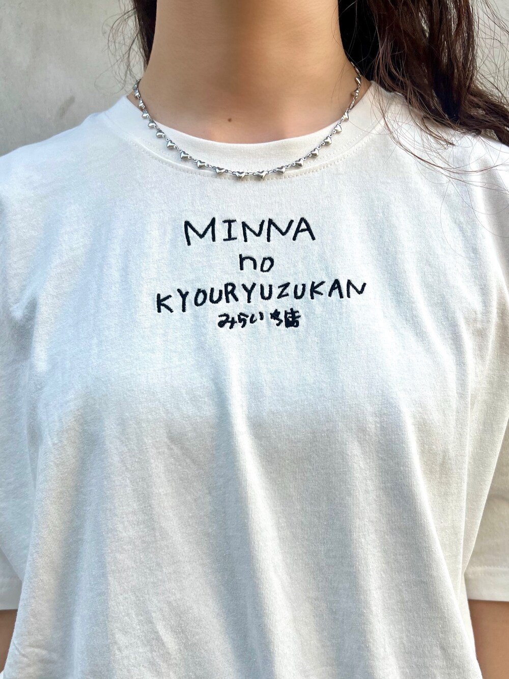 ピンク系のスラックス、ホワイト系のTシャツ/カットソーを着用したレディースの秋コーディネートの6枚目の写真