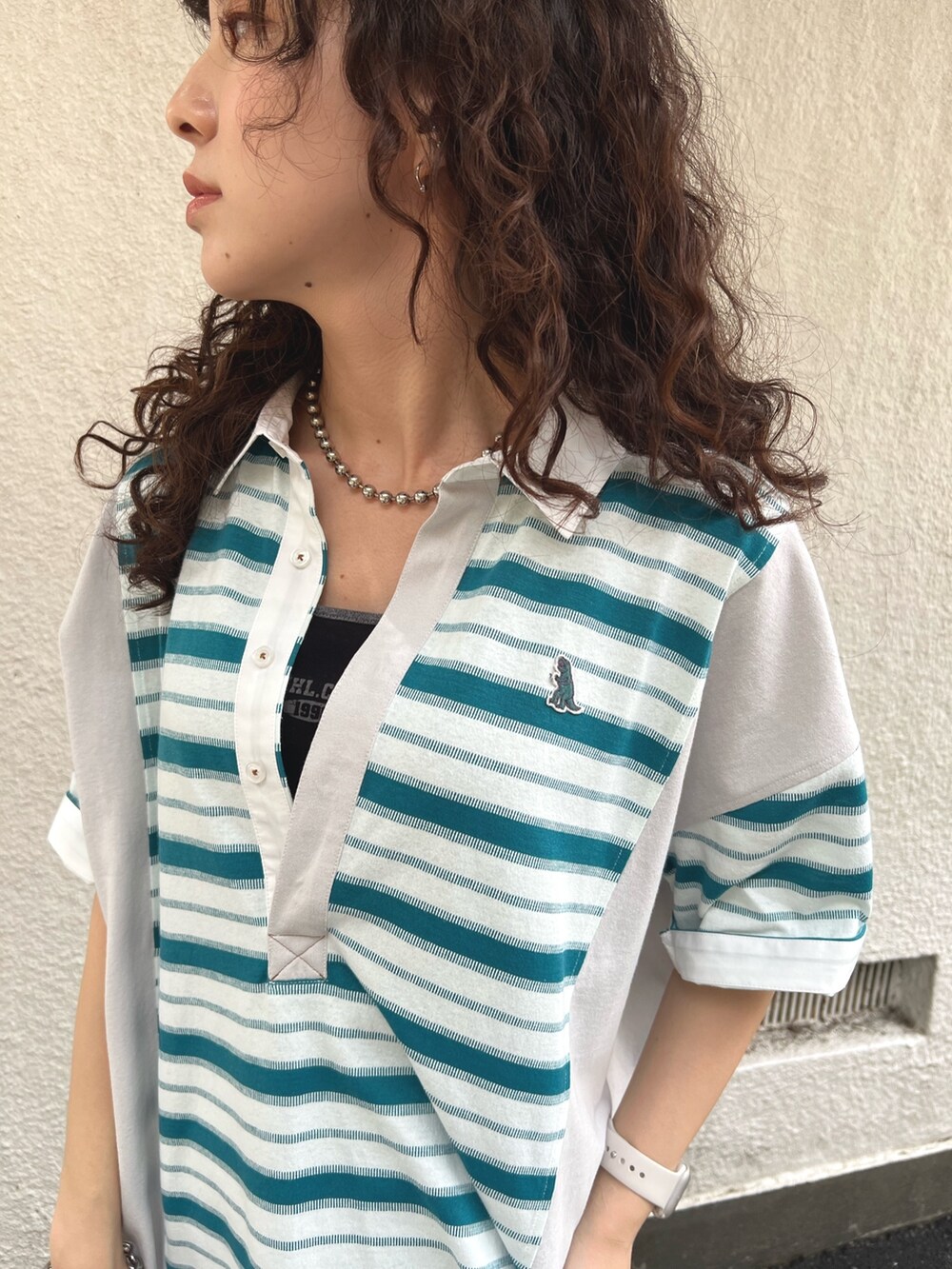 ホワイト系のTシャツ/カットソー、ブルー系のスカート、ブラック系のタンクトップを着用したレディースの春コーディネートの5枚目の写真