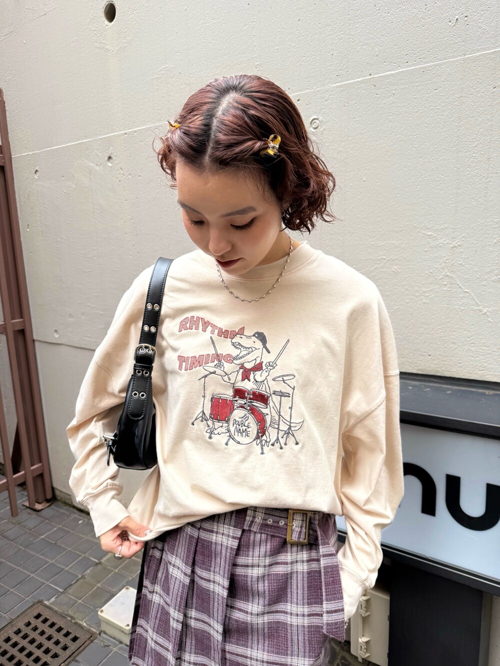 ホワイト系のTシャツ/カットソー、パープル系のスカート、パープル系のその他パンツを着用したレディースの秋コーディネートの3枚目の写真