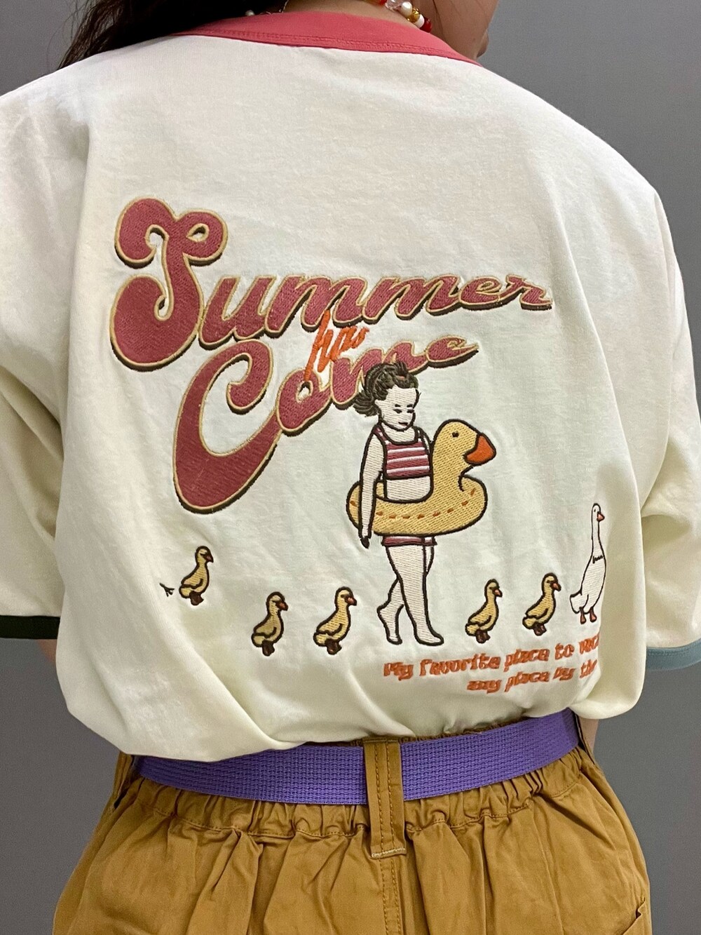 イエロー系のその他パンツ、ホワイト系のTシャツ/カットソー、パープル系のベルトを着用したレディースの夏コーディネートの6枚目の写真