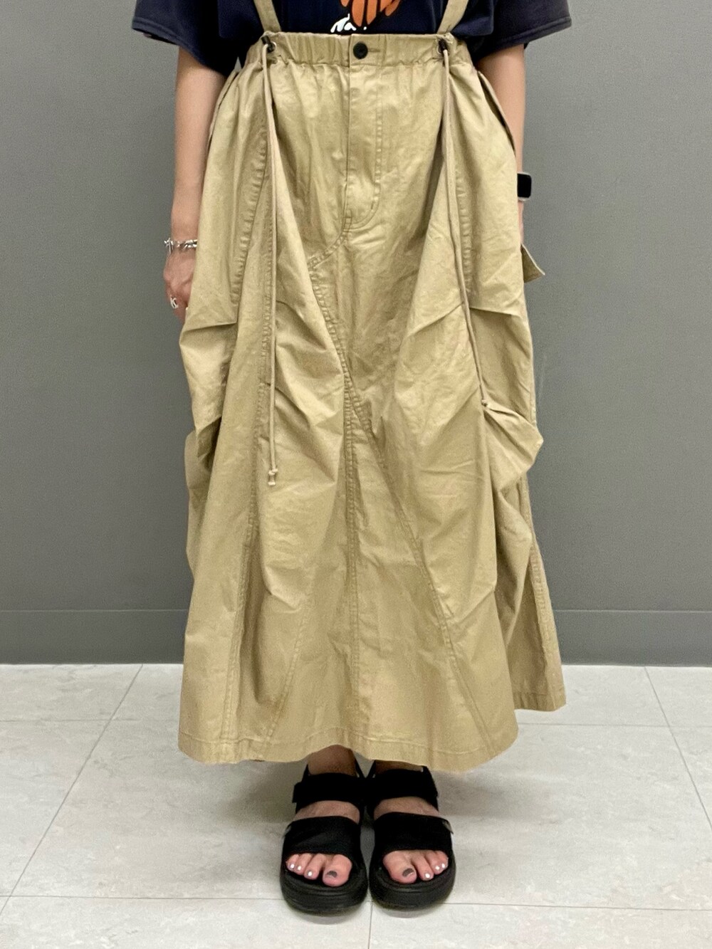 ブルー系のTシャツ/カットソー、ベージュ系のスカートを着用したレディースの夏コーディネートの7枚目の写真