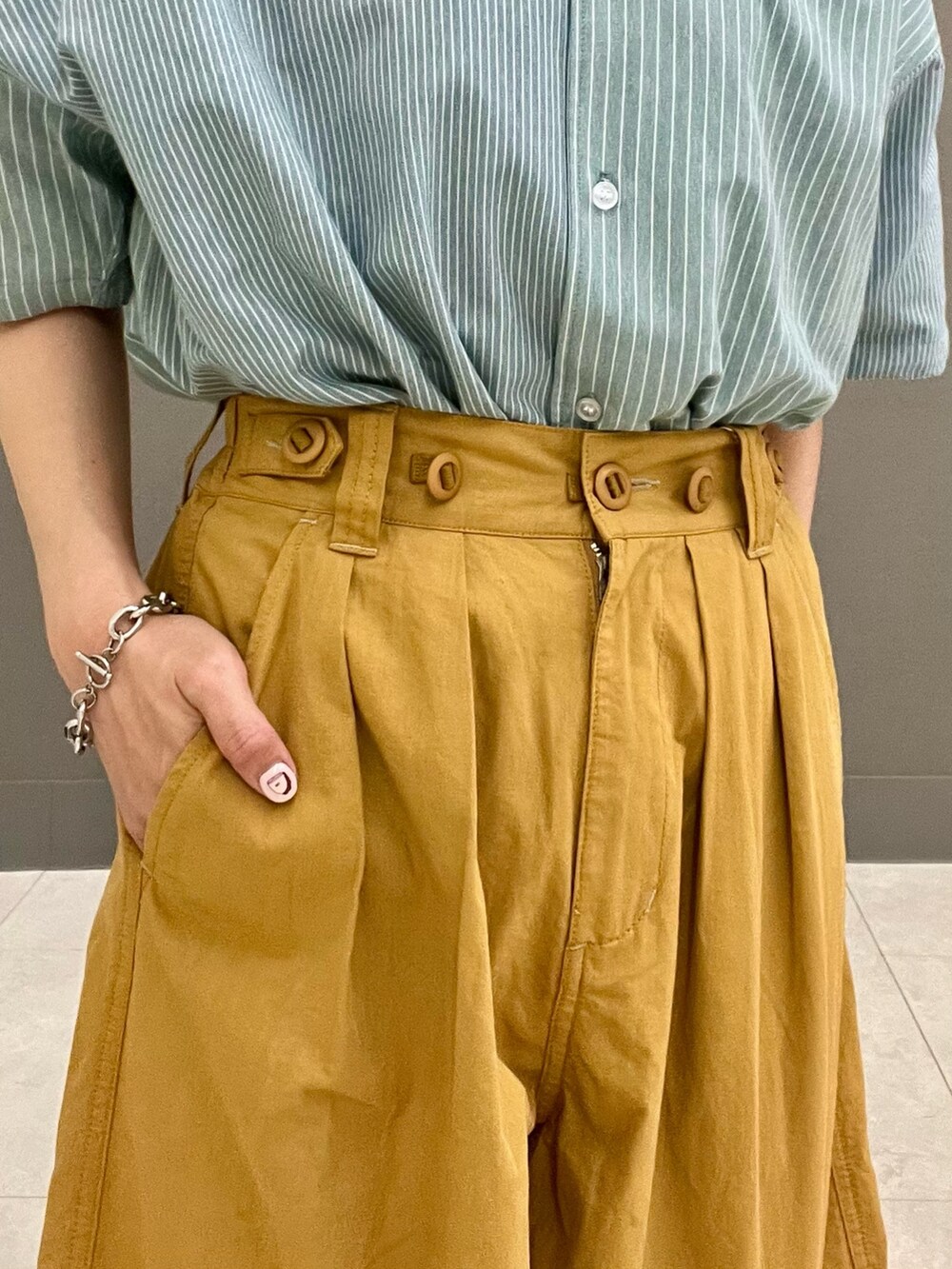 ブルー系のシャツ/ブラウス、ベージュ系のTシャツ/カットソー、イエロー系のその他パンツを着用したレディースの夏コーディネートの9枚目の写真