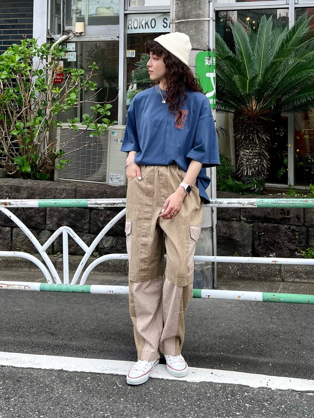 ブルー系のTシャツ/カットソー、ベージュ系のその他パンツを着用したレディースの春コーディネートの6枚目の写真