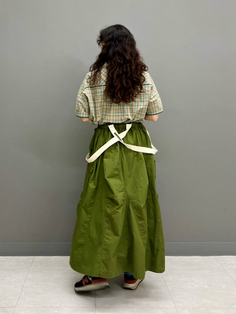 グリーン系のスカート、ブルー系のシャツ/ブラウスを着用したレディースの夏コーディネートの3枚目の写真