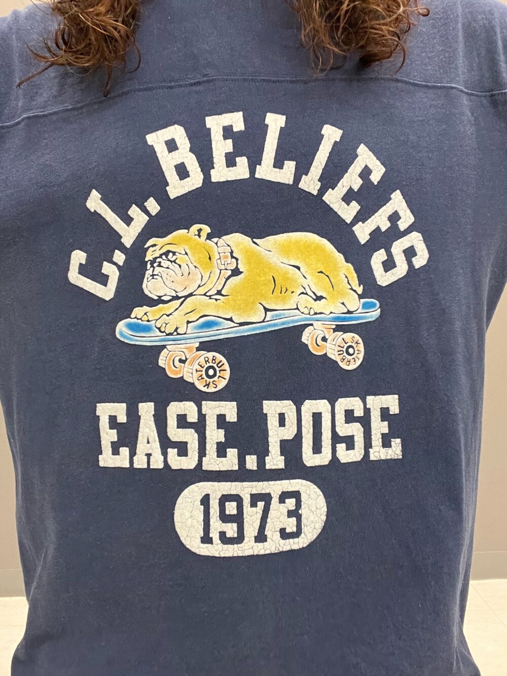 グリーン系のテーラードジャケット、ブラック系のトートバッグ、グリーン系のスカートを着用したレディースの秋コーディネートの9枚目の写真