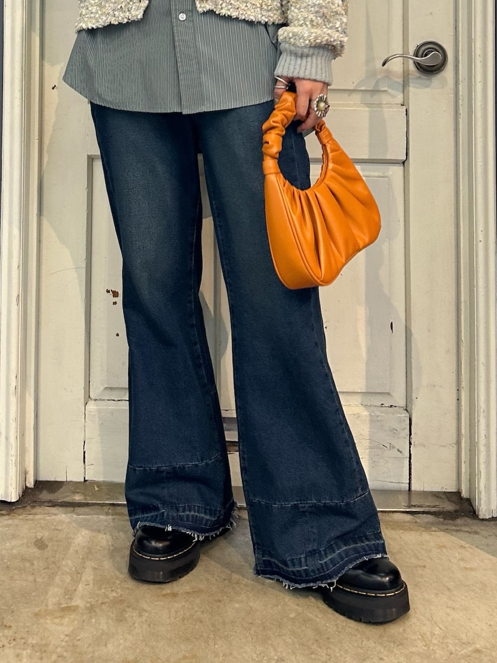 ホワイト系のニット/セーター、ブルー系のシャツ/ブラウス、ブルー系のその他パンツを着用したレディースの冬コーディネートの4枚目の写真