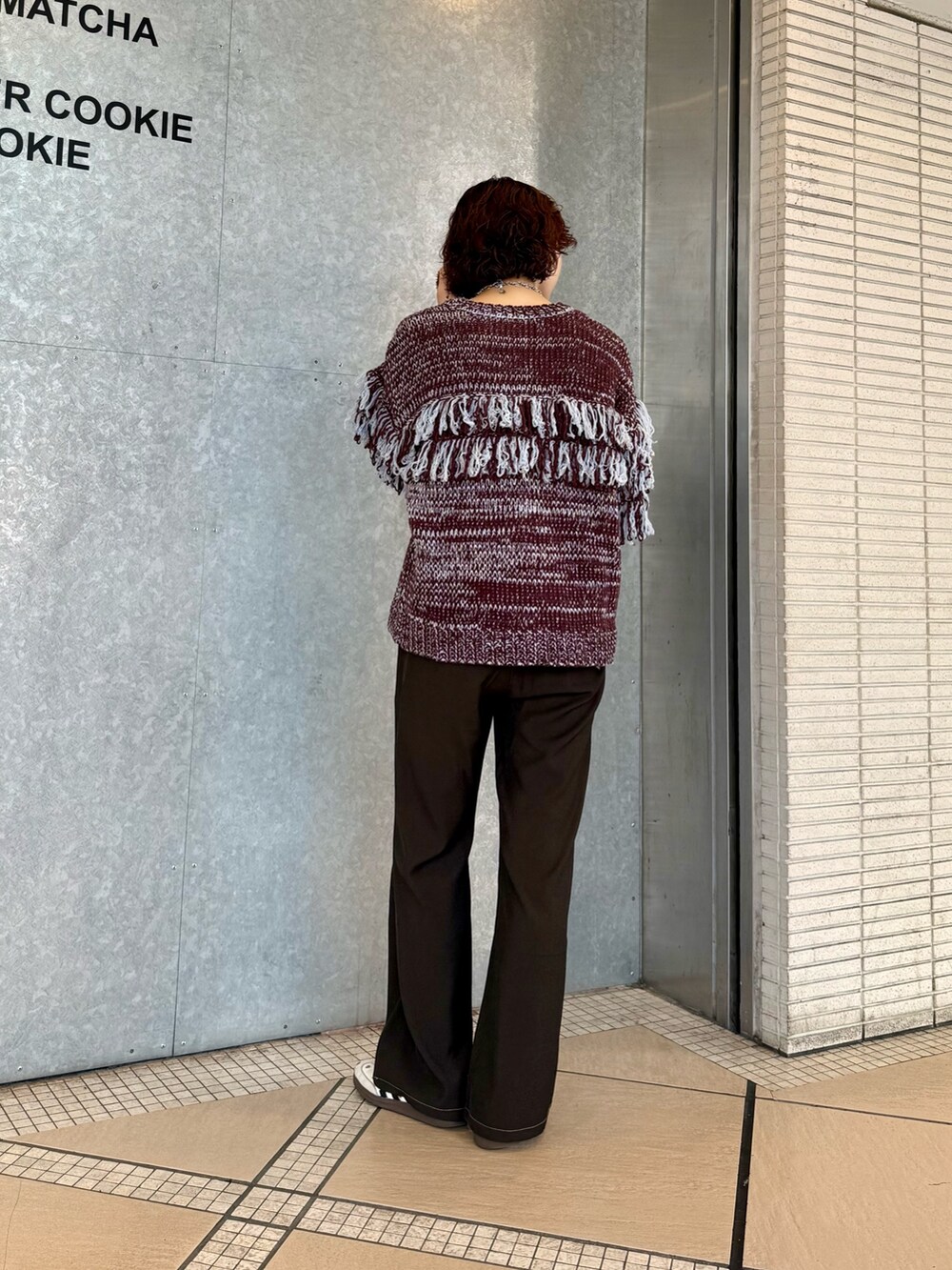 ブラウン系のニット/セーター、ブラウン系のその他パンツを着用したレディースの秋コーディネートの3枚目の写真