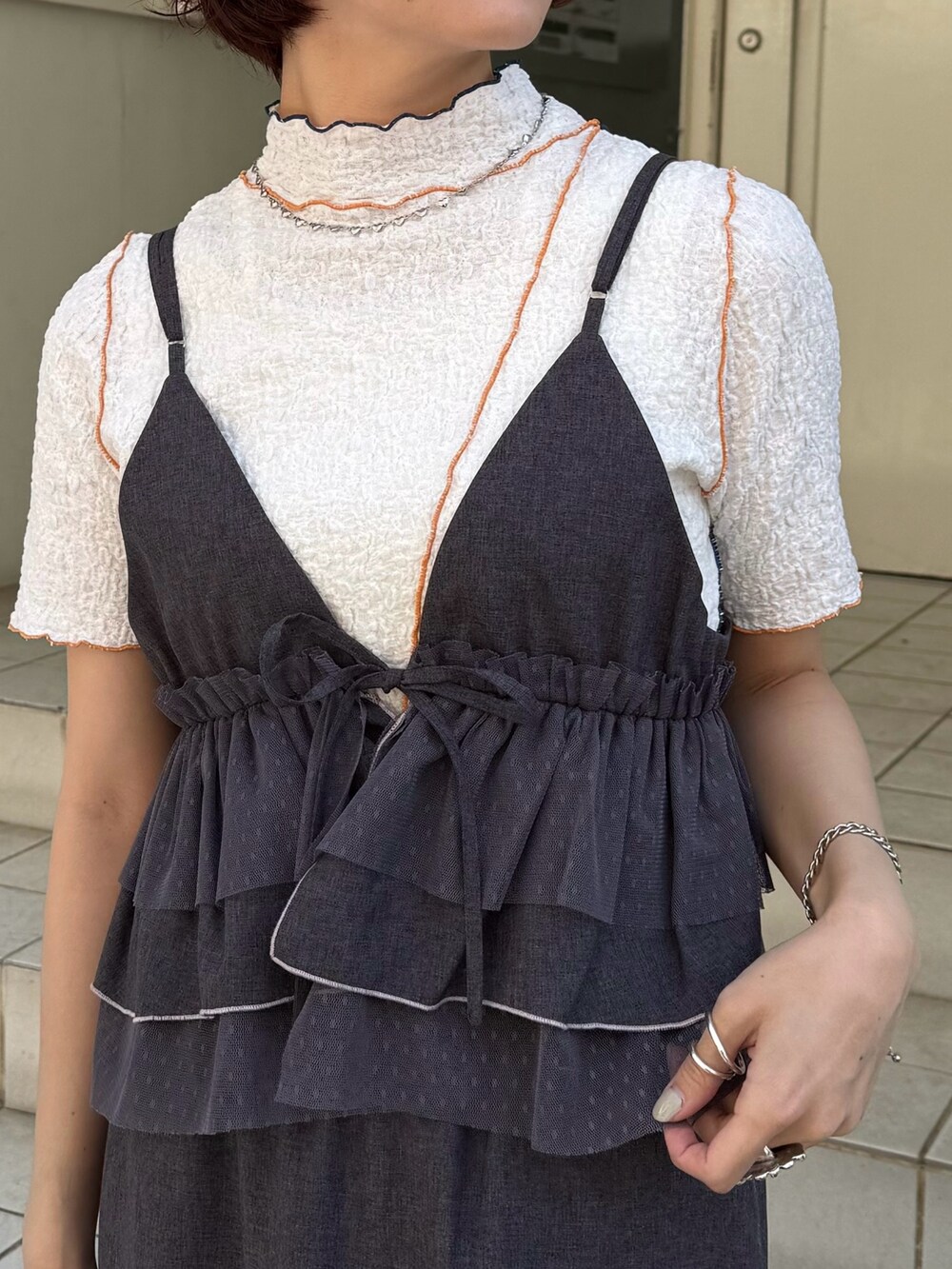 グレー系のスカート、グレー系のキャミソール、ホワイト系のTシャツ/カットソーを着用したレディースの春コーディネートの6枚目の写真