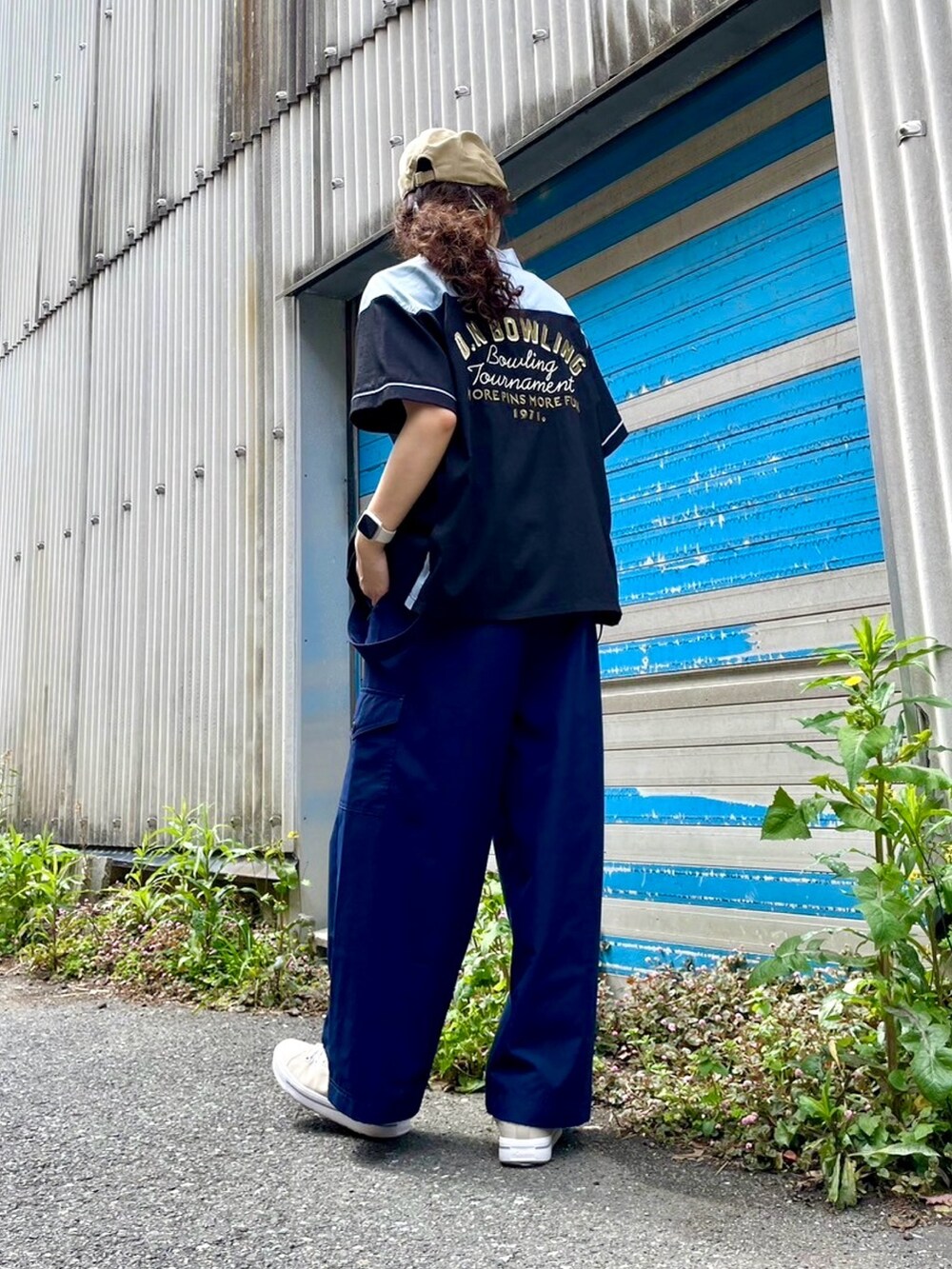 ブラック系のシャツ/ブラウス、ブルー系のその他パンツを着用したレディースの春コーディネートの3枚目の写真