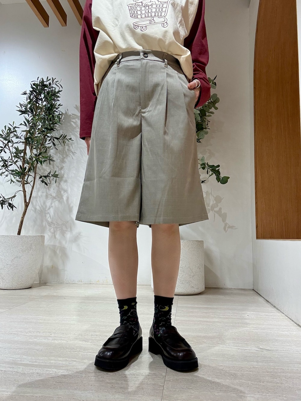 グレー系のその他アウター、グレー系のその他パンツ、レッド系のTシャツ/カットソーを着用したレディースの春コーディネートの8枚目の写真