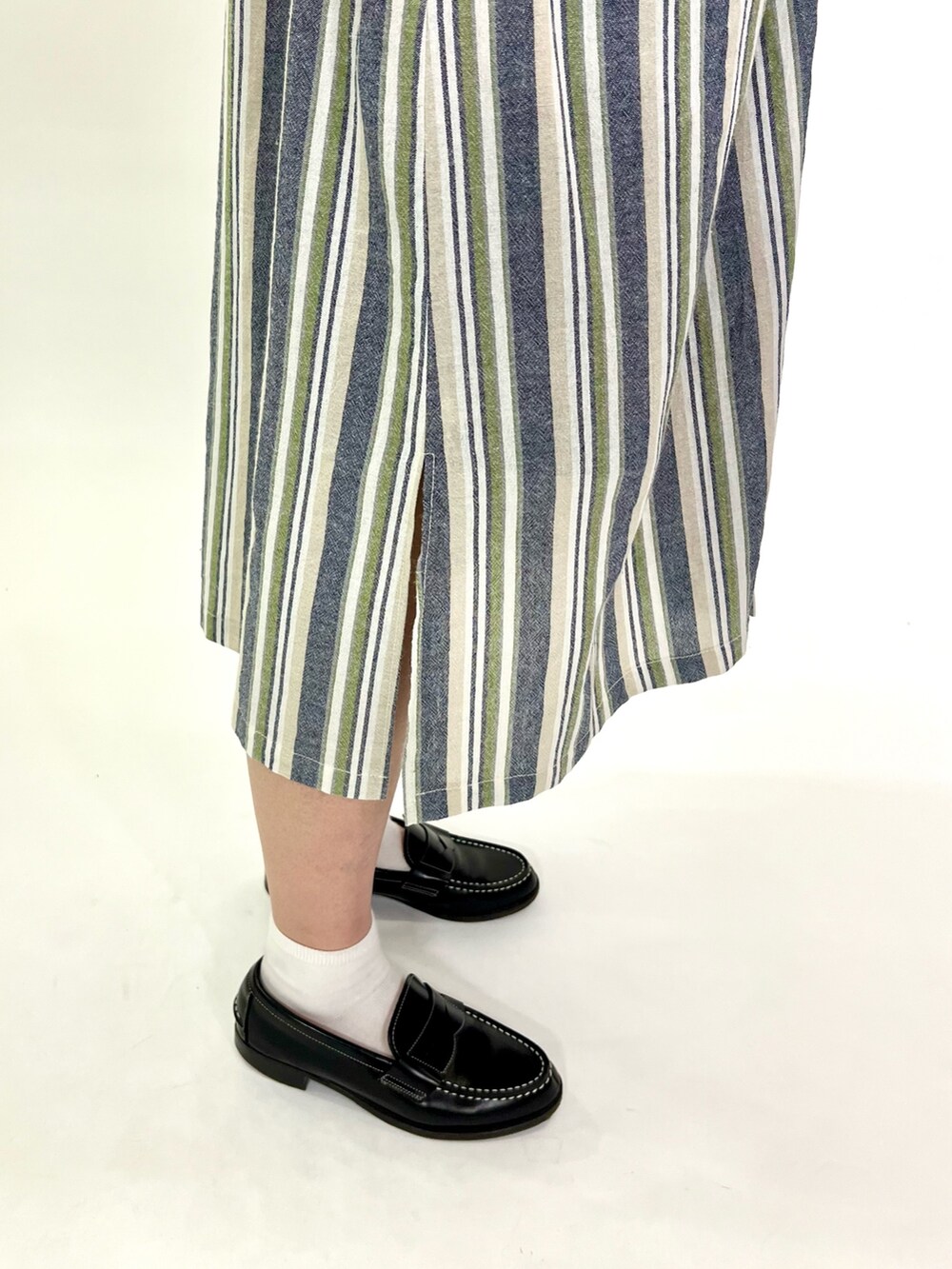 ブルー系のシャツワンピースを着用したレディースの春コーディネートの7枚目の写真