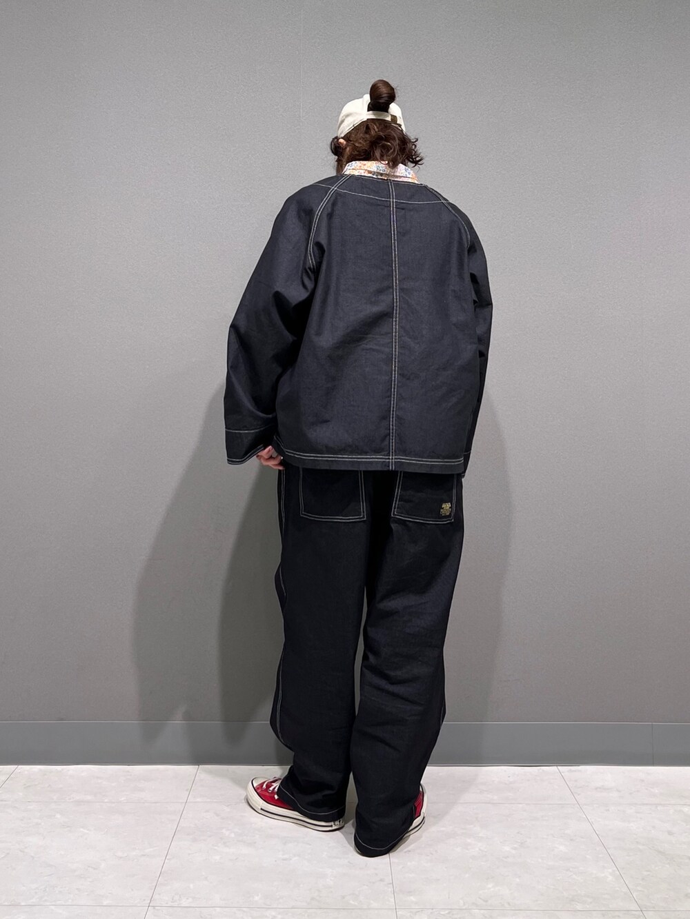 ブラック系のサロペット/オーバーオール、ホワイト系のシャツ/ブラウス、ブラック系のカバーオールを着用したレディースの春コーディネートの4枚目の写真