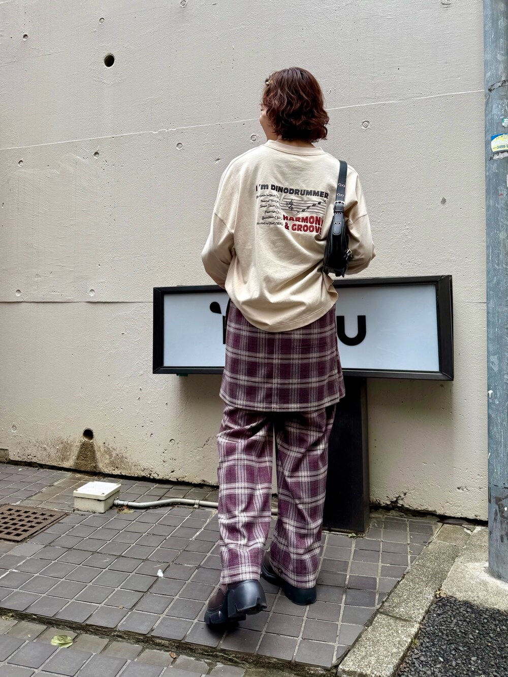 ホワイト系のTシャツ/カットソー、パープル系のスカート、パープル系のその他パンツを着用したレディースの秋コーディネートの2枚目の写真