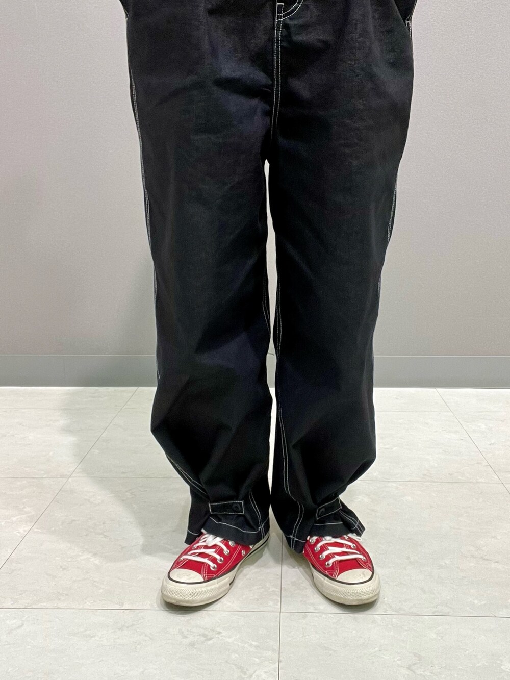 ブラック系のサロペット/オーバーオール、ホワイト系のシャツ/ブラウス、ブラック系のカバーオールを着用したレディースの春コーディネートの10枚目の写真