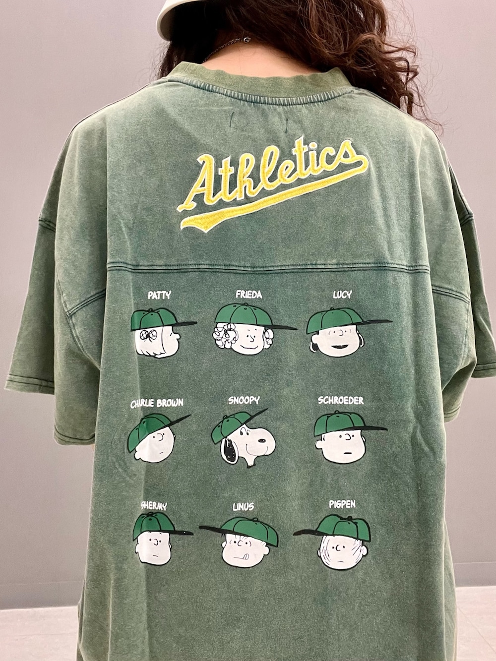 グリーン系のTシャツ/カットソー、ブルー系のデニムパンツ、ピンク系のベルトを着用したレディースの春コーディネートの7枚目の写真