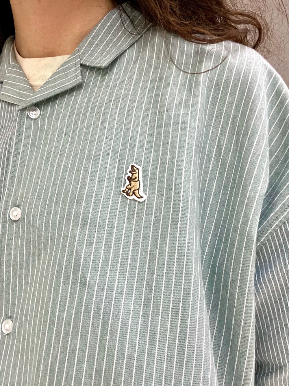 ブルー系のシャツ/ブラウス、ベージュ系のTシャツ/カットソー、イエロー系のその他パンツを着用したレディースの夏コーディネートの7枚目の写真