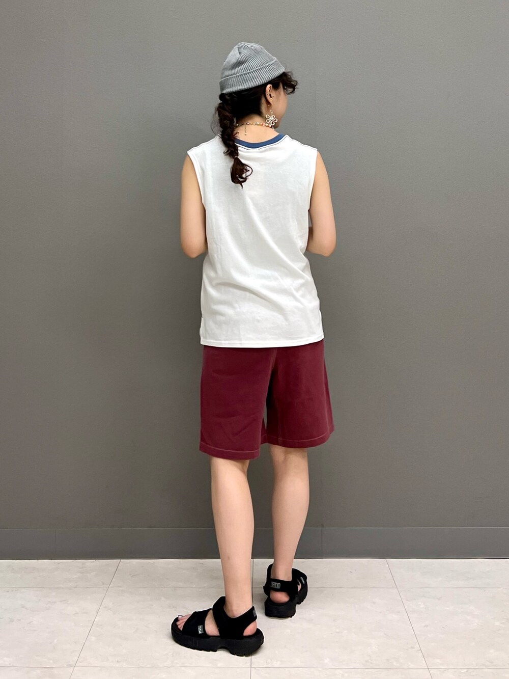 レッド系のその他パンツ、ホワイト系のTシャツ/カットソーを着用したレディースの夏コーディネートの2枚目の写真