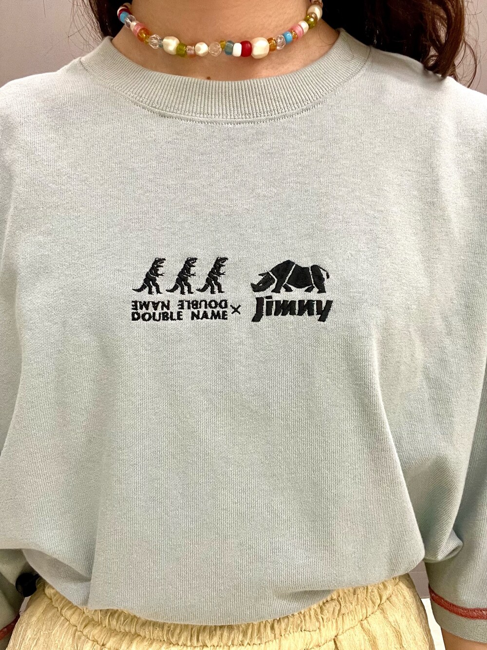 ブルー系のTシャツ/カットソー、イエロー系のスカートを着用したレディースの春コーディネートの5枚目の写真