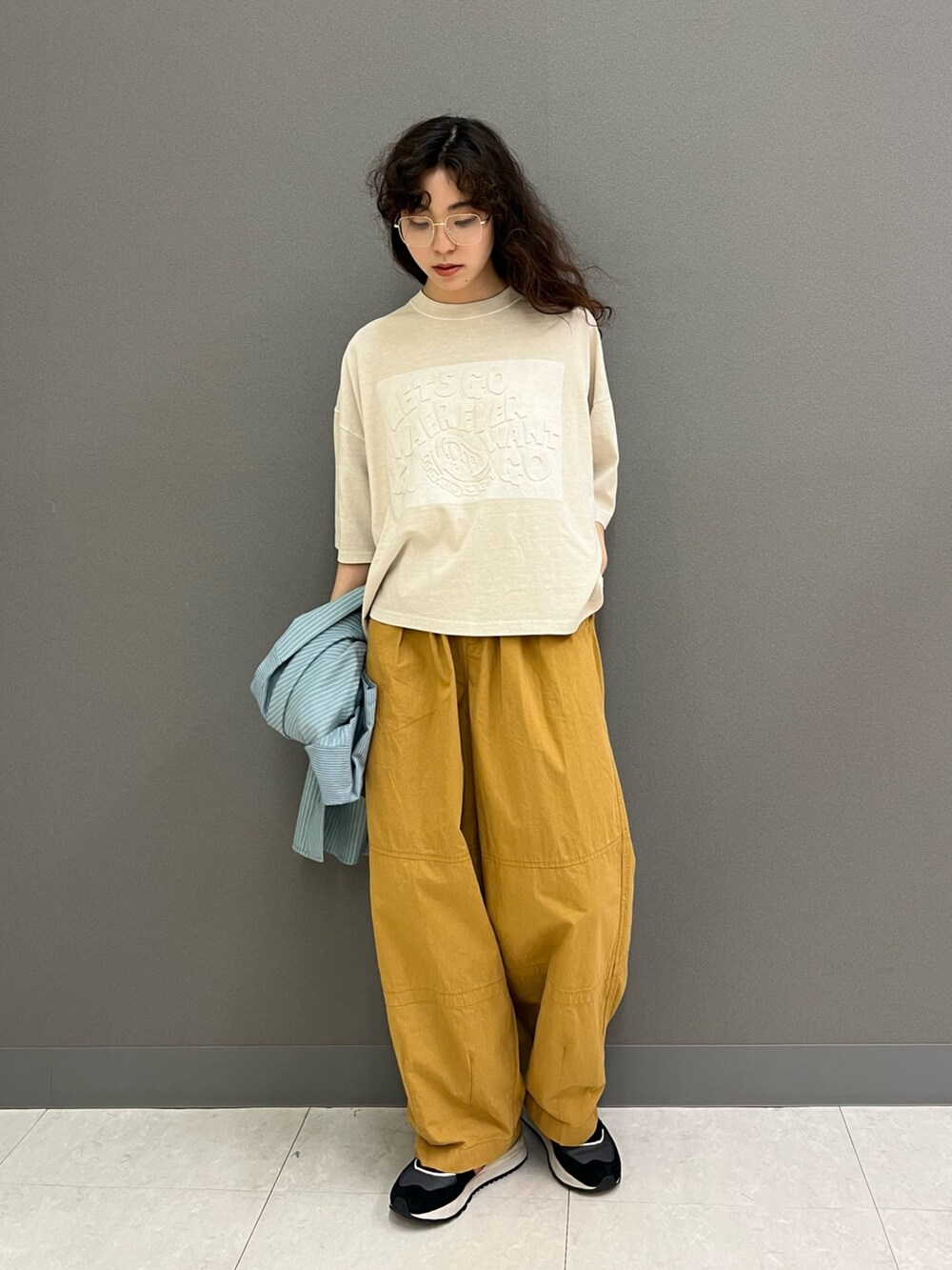 ブルー系のシャツ/ブラウス、ベージュ系のTシャツ/カットソー、イエロー系のその他パンツを着用したレディースの夏コーディネートの4枚目の写真