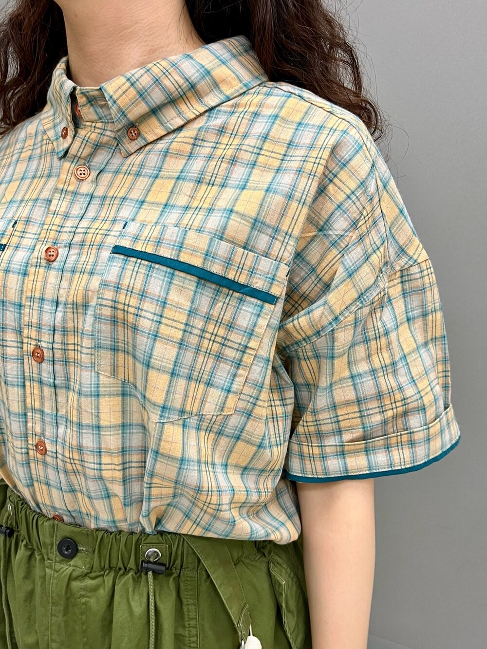 グリーン系のスカート、ブルー系のシャツ/ブラウスを着用したレディースの夏コーディネートの4枚目の写真