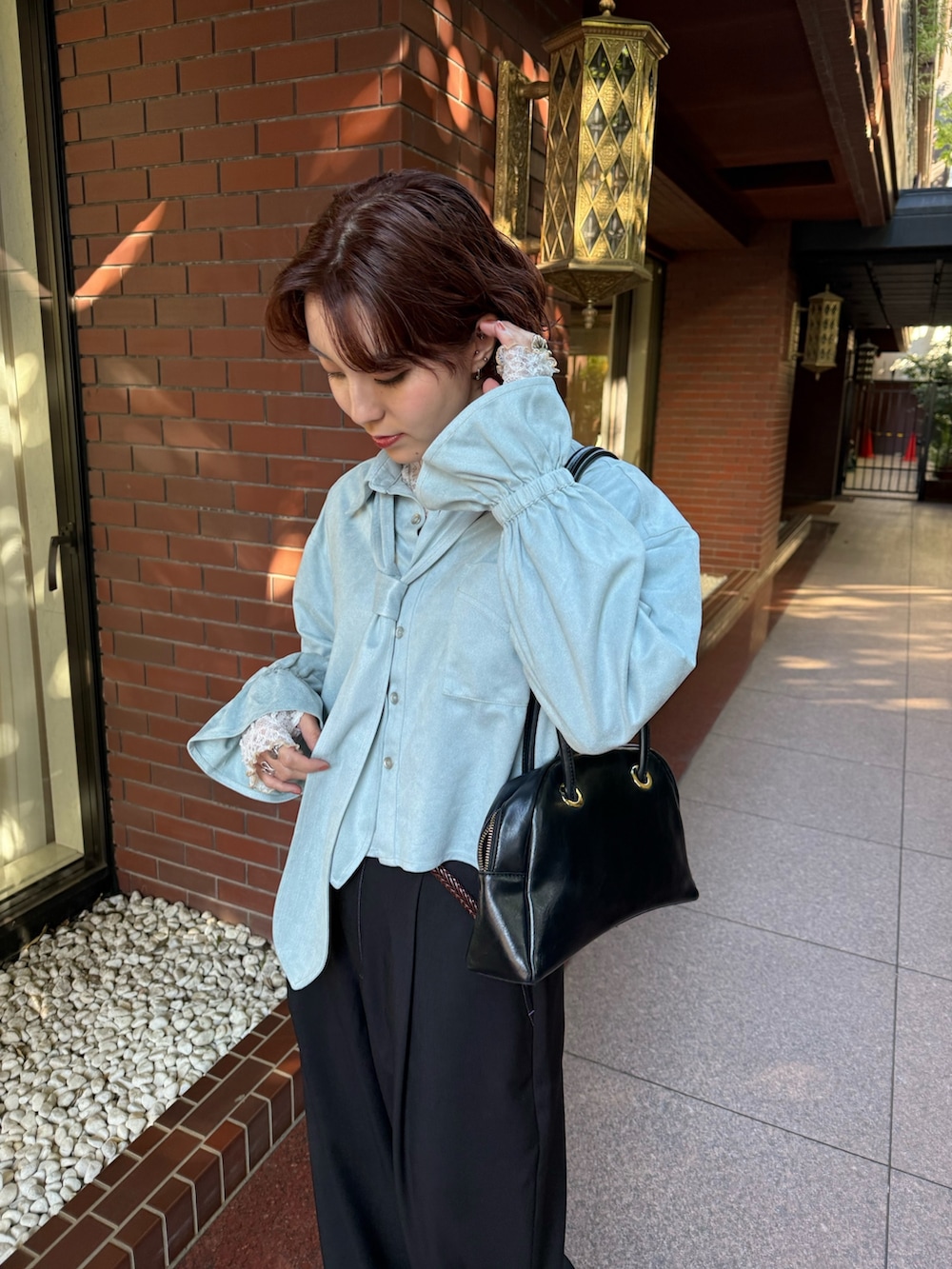 ブルー系のシャツ/ブラウスを着用したレディースの冬コーディネートの2枚目の写真