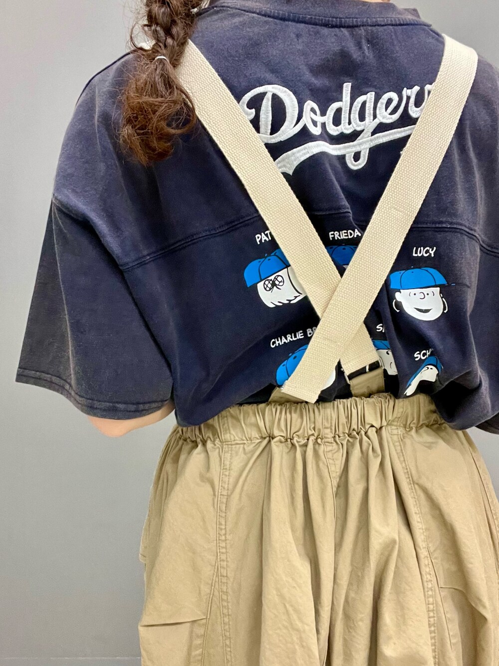 ブルー系のTシャツ/カットソー、ベージュ系のスカートを着用したレディースの夏コーディネートの5枚目の写真