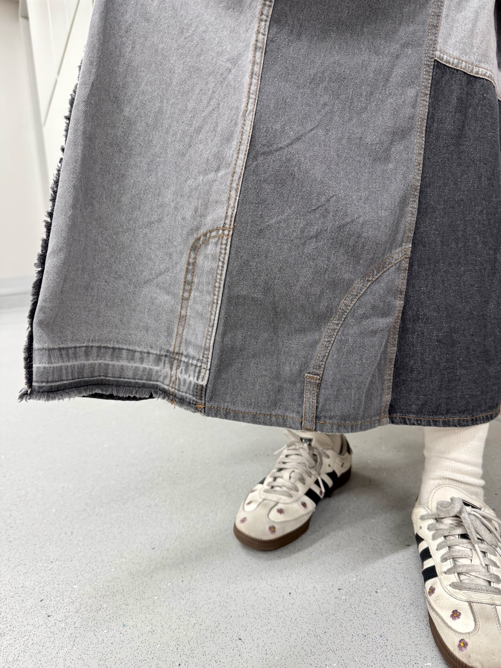 ブルー系のTシャツ/カットソー、ブラック系のスカートを着用したレディースの冬コーディネートの10枚目の写真