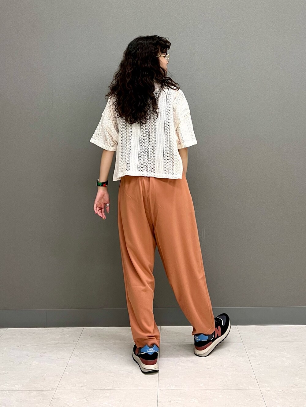 オレンジ系のその他パンツ、ホワイト系のその他アウターを着用したレディースの春コーディネートの3枚目の写真