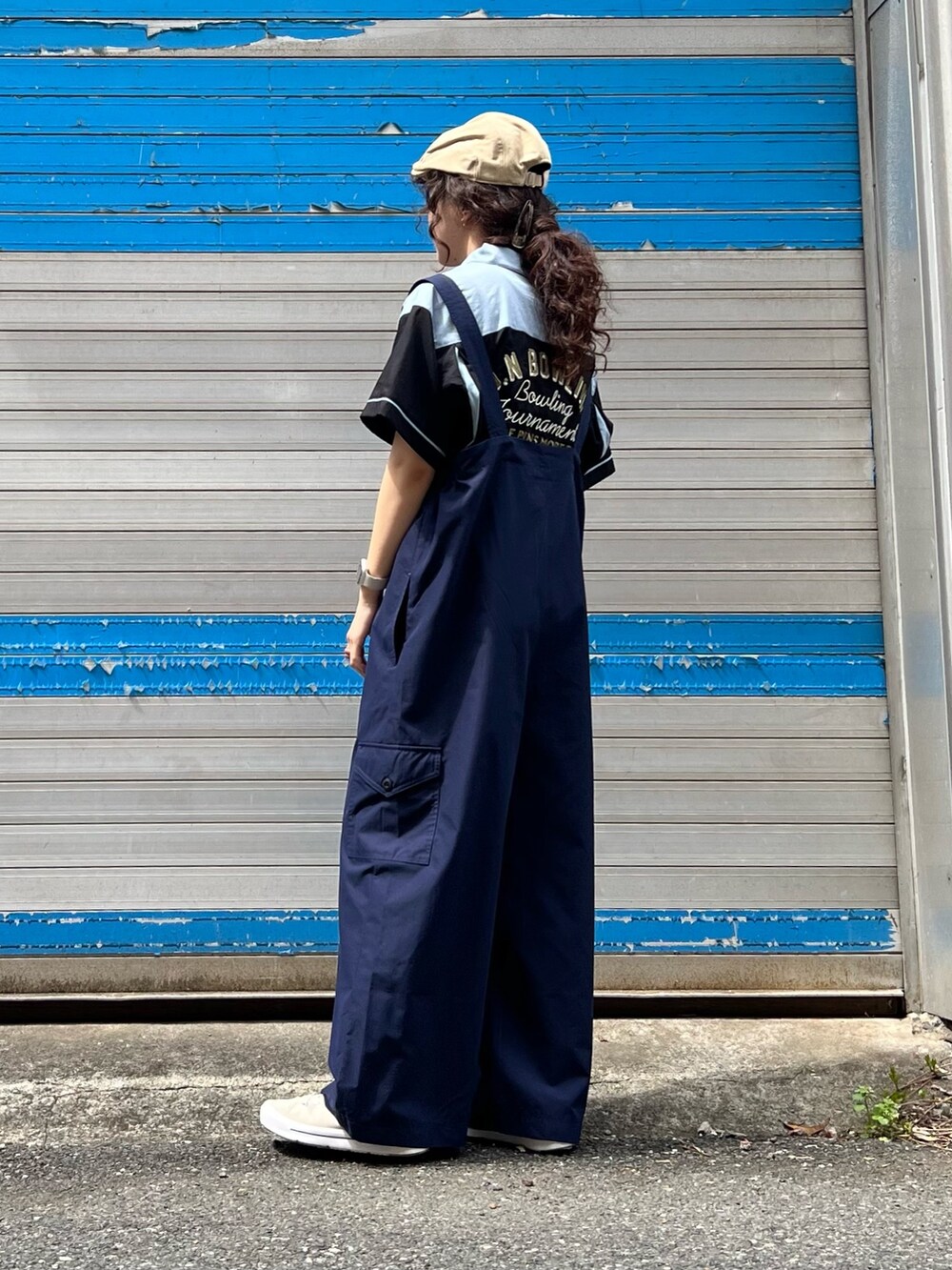 ブラック系のシャツ/ブラウス、ブルー系のその他パンツを着用したレディースの春コーディネートの2枚目の写真