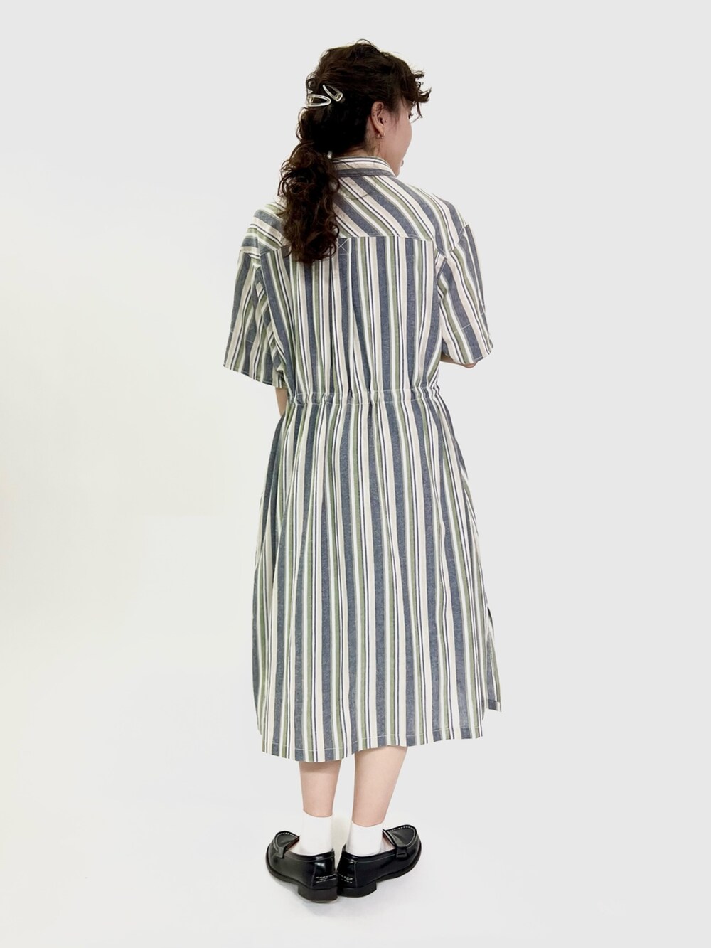 ブルー系のシャツワンピースを着用したレディースの春コーディネートの4枚目の写真