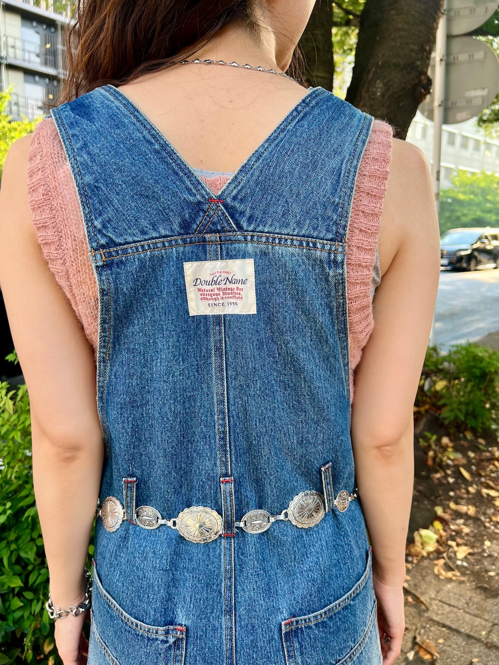 ブルー系のサロペット/オーバーオール、ピンク系のニット/セーター、グレー系のタンクトップを着用したレディースの夏コーディネートの5枚目の写真