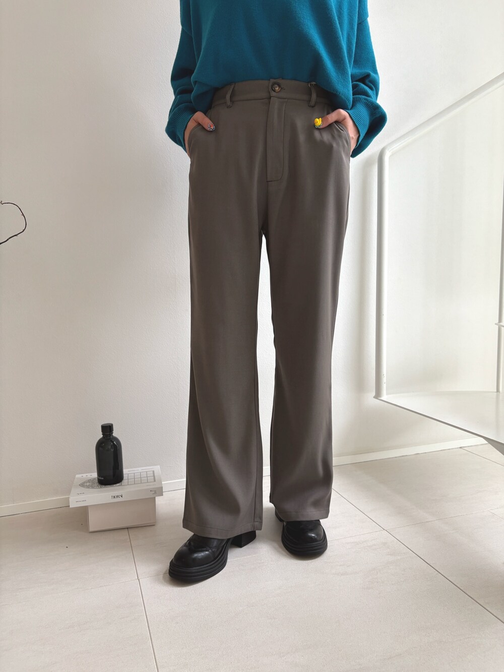 ブルー系のニット/セーター、グレー系のその他パンツを着用したレディースの秋コーディネートの5枚目の写真