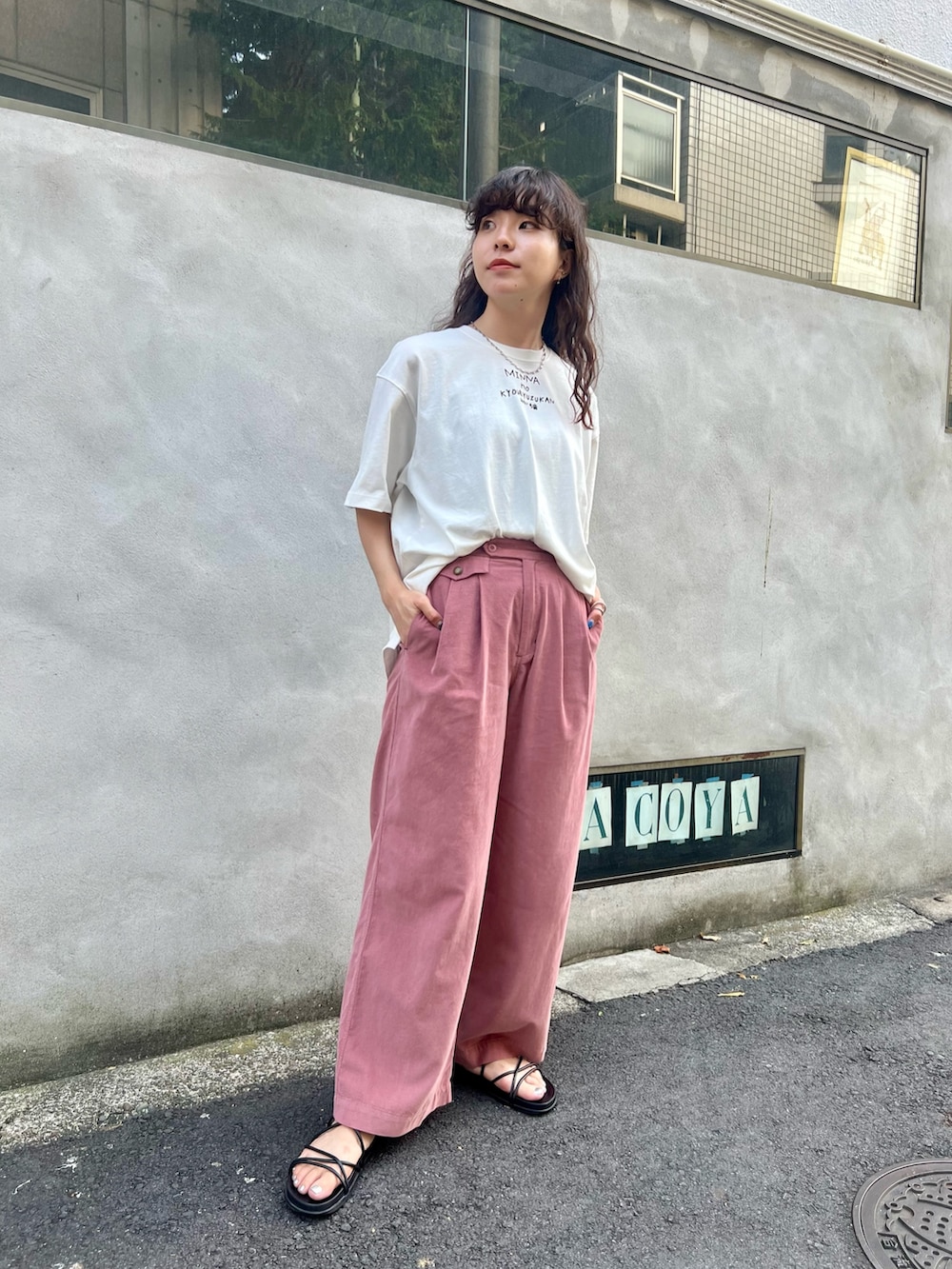 ピンク系のスラックス、ホワイト系のTシャツ/カットソーを着用したレディースの秋コーディネートの2枚目の写真